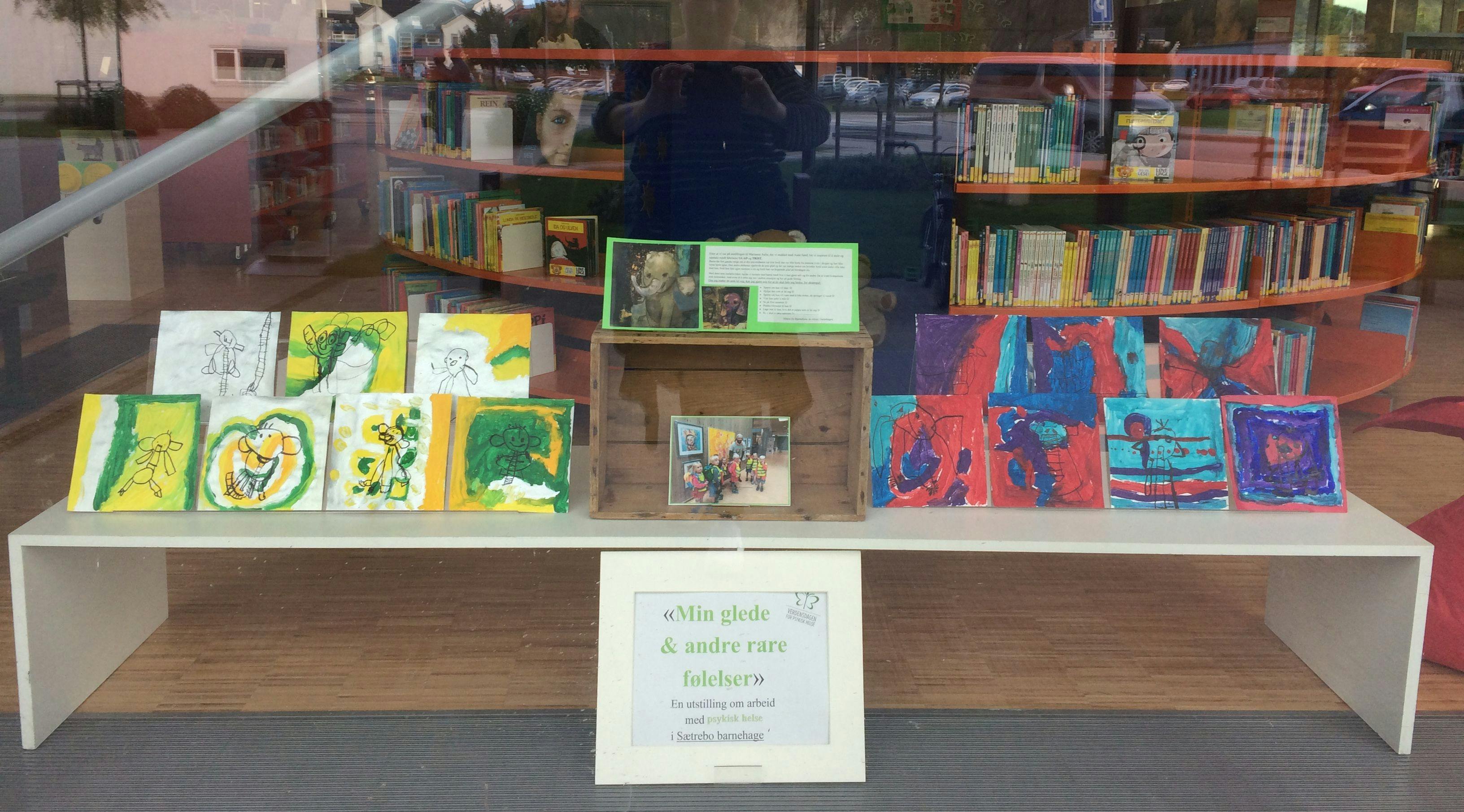Bilde av et utstillingsvindu i en butikk eller bibliotek med tegninger fra barna