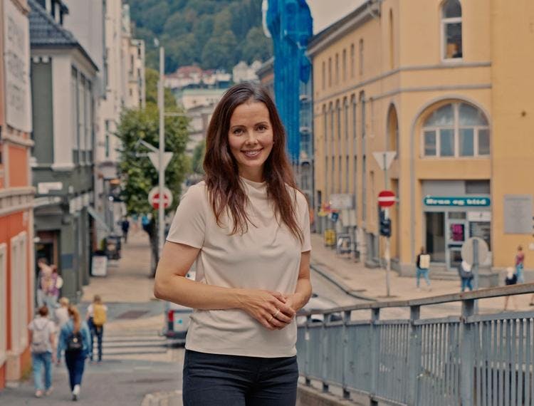 Portrettbilde av Heidi Wittrup Djup som smiler i Bergen sentrum