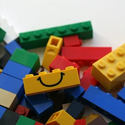 Nærbilde av en haug med lego.