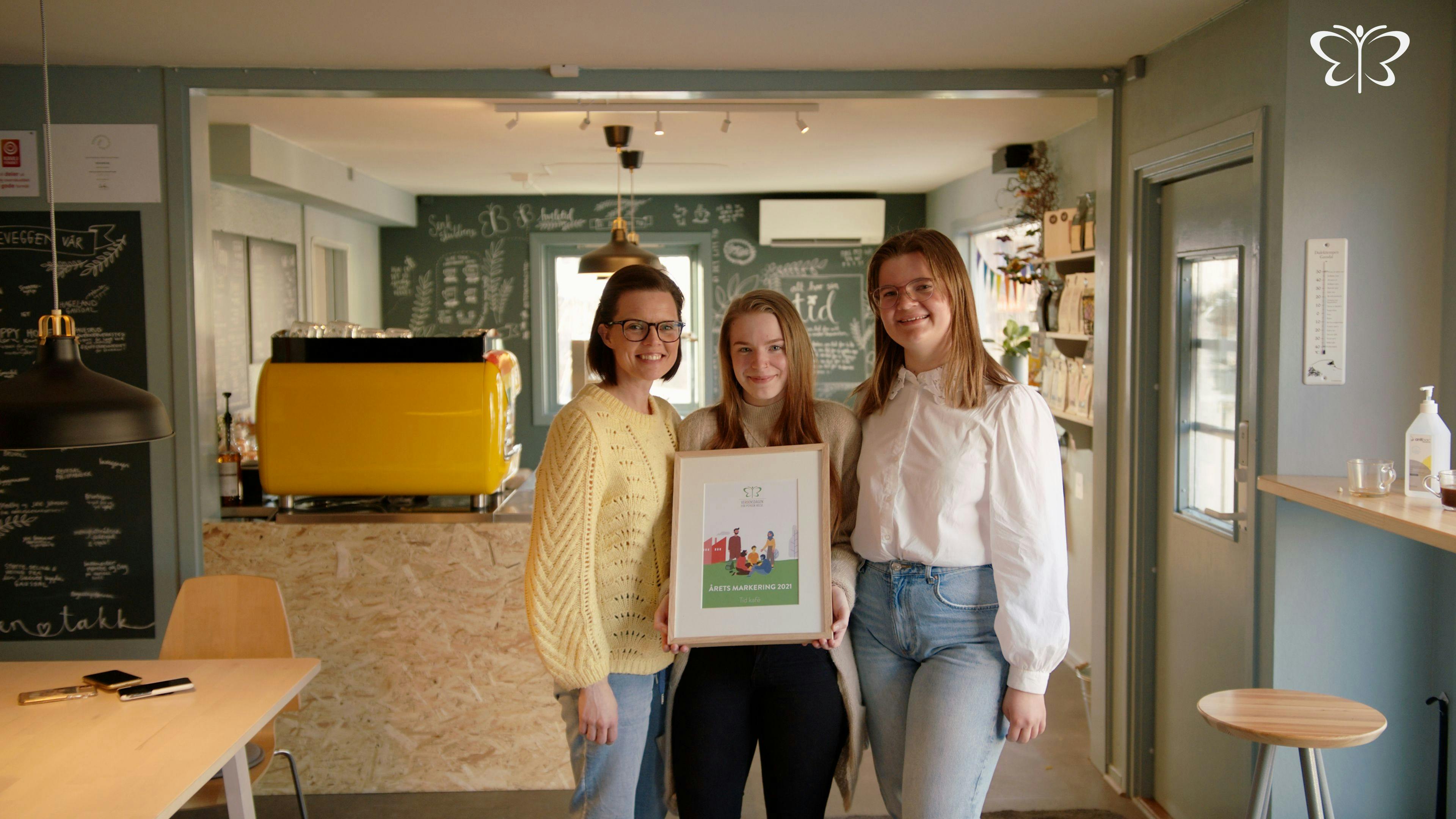 Bilde av tre smilende damer fra Tid kafé i Gausdal.