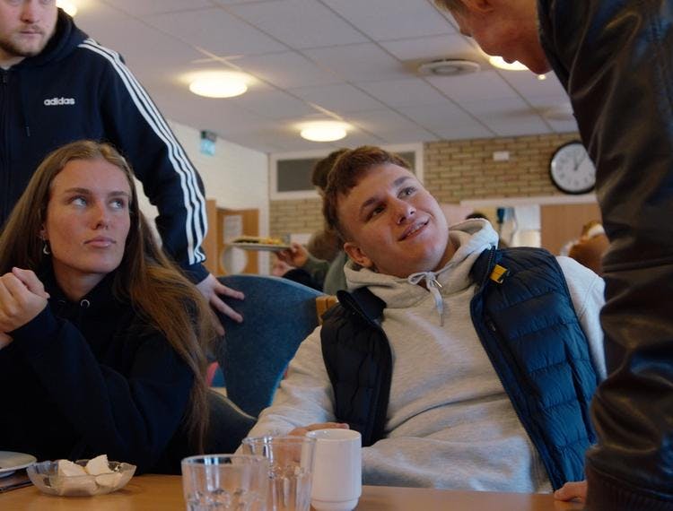 Bilde av studenter ved Danvik Folkehøgskole som snakker sammen.